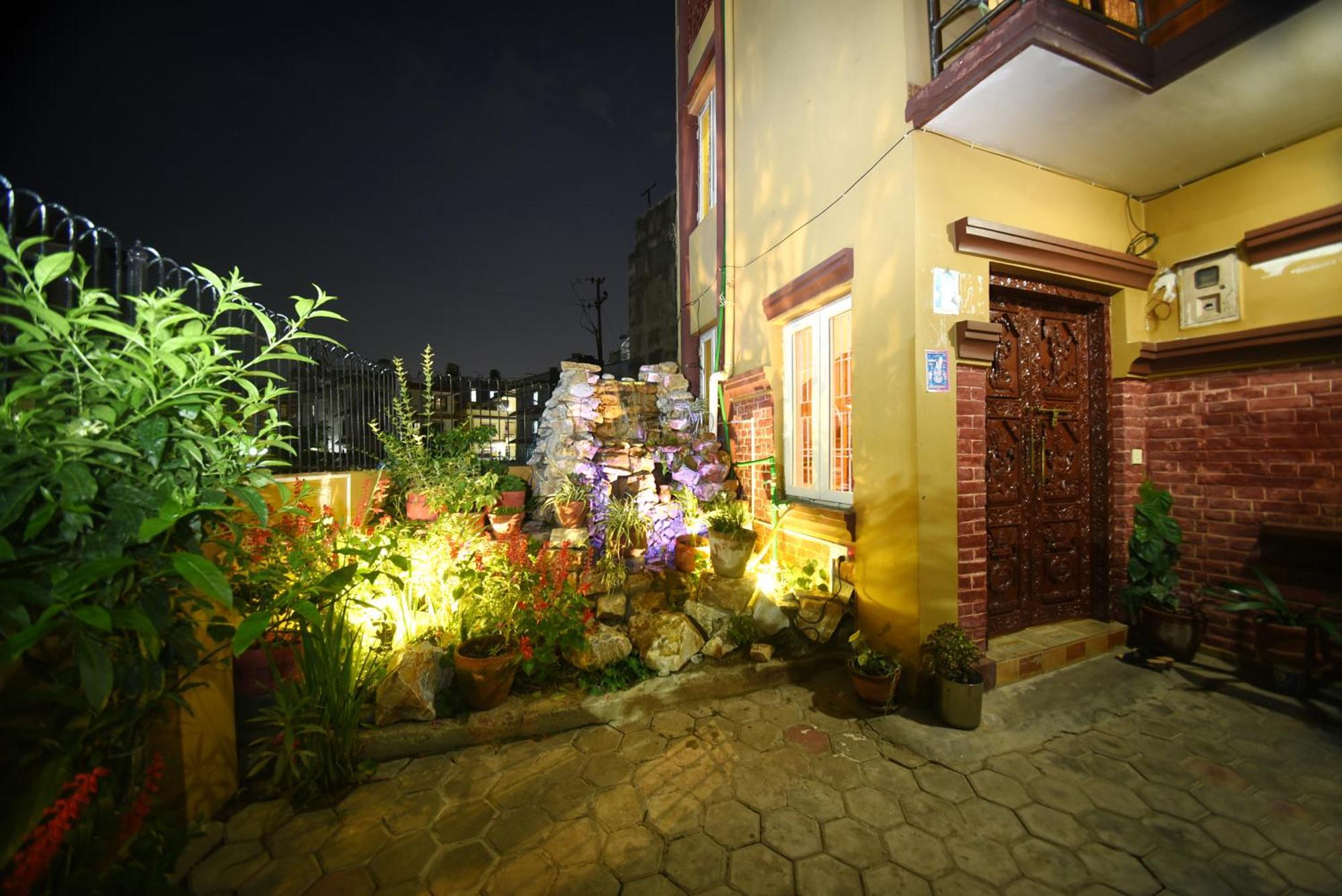Mums Homestay & Studio Apartments Катманду Екстер'єр фото